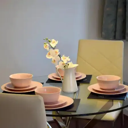 Apartment 2 Bedroom Near Historical Christchurch *
