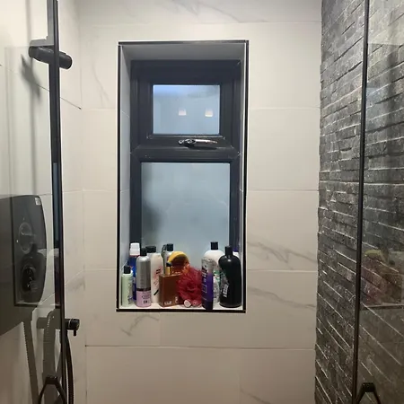 Wake Up With 2 Cats On Your Face 招待所