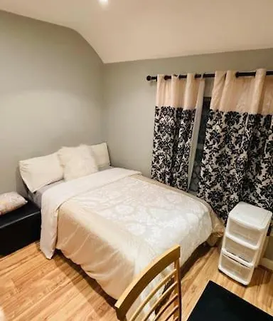 Apartment Small Mins Walks To Centre