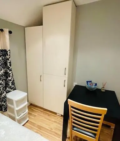 Apartment Small Mins Walks To Centre *