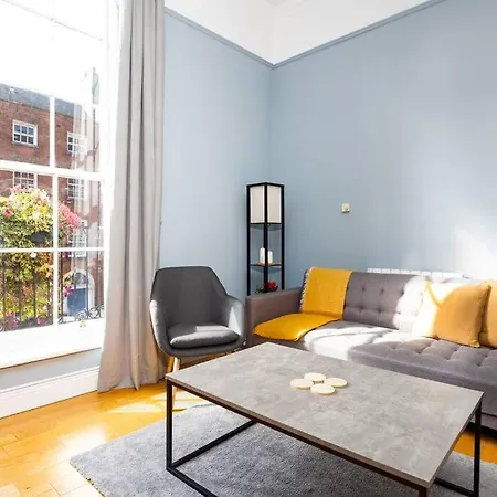 2bed Flat With Private Balcony And Fireplace Апартаменты *