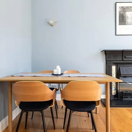 Lejlighed 2bed Flat With Private Balcony And Fireplace *