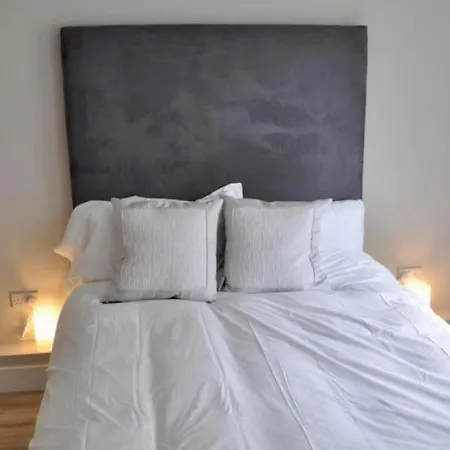 Luxury Large Stylish 2 Bed Apt, Sandymount Village Hébergement de vacances