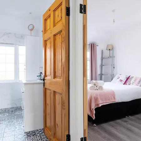 Lovely 2br House - 8 Min Walk To Broombridge Station Casa vacanze *