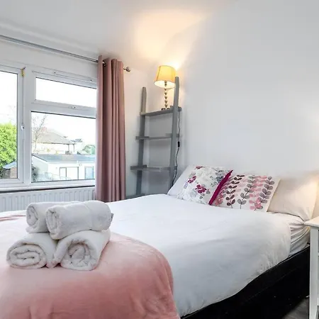 Lovely 2br House - 8 Min Walk To Broombridge Station *