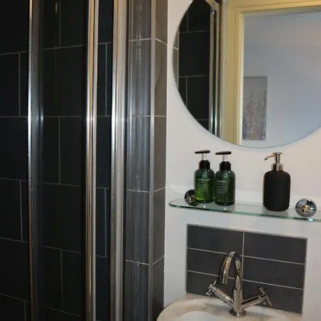 Conveniently Located, 2 Bedroom Modern Appartement *