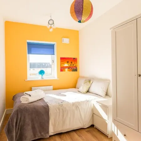 Дом отдыха 4-bed House Close To Airport, & Beaches
