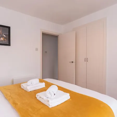 Spacious 3-bed In Center Lägenhet *