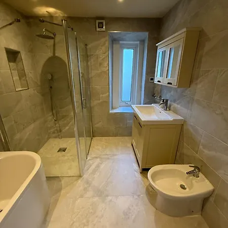 Apartman Dun Laoghaire Coastal Retreat & Hidden Getaway *