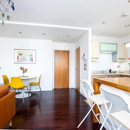 Appartamento 2br Balcony, Plants & Electric Piano