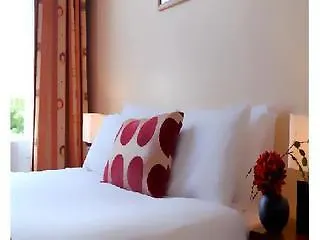 モアハンプトン タウンハウス ホテル 3*