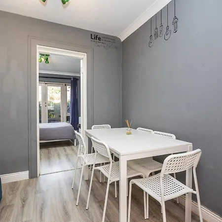 Cosy 2-bedroom Near Airport Appartement *