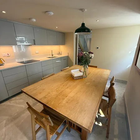 Apartman Dun Laoghaire Coastal Retreat & Hidden Getaway *