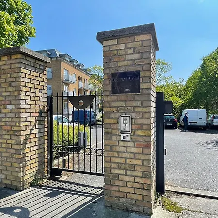 Comfortable 2-bedroom Near Airport Lägenhet