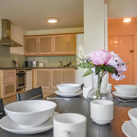 Lägenhet Comfortable 2-bedroom Near Airport