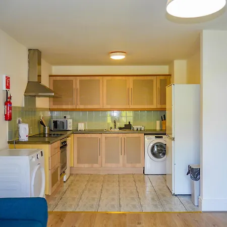 Lägenhet Comfortable 2-bedroom Near Airport *