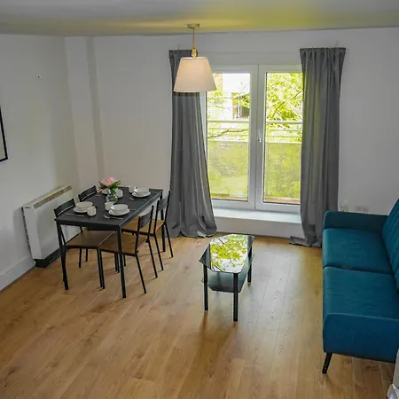 Lägenhet Comfortable 2-bedroom Near Airport