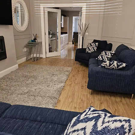 Modern 4-5 Bedroom House Dom wakacyjny