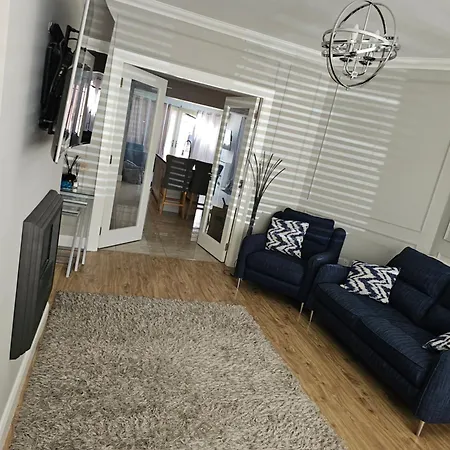 Dom wakacyjny Modern 4-5 Bedroom House