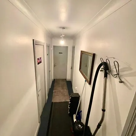 게스트하우스 Double In A Cozy Shared Apartment, Custom House Harbour