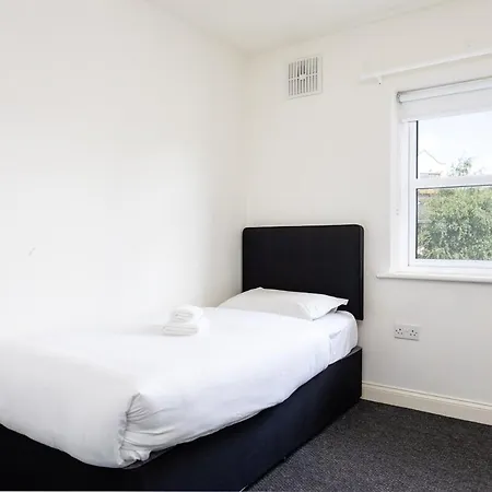 Spacious 2 Bed House - 20 Min Bus To Center *