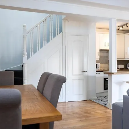 Spacious 2 Bed House - 20 Min Bus To Center Apartment