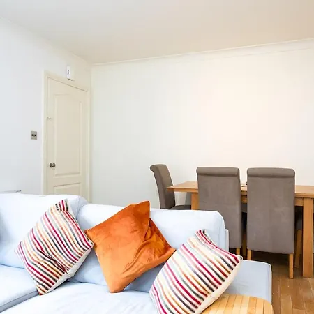 Spacious 2 Bed House - 20 Min Bus To Center *