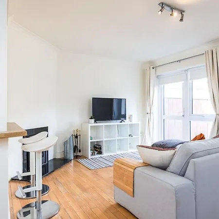 Spacious 2 Bed House - 20 Min Bus To Center *