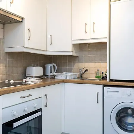 Spacious 2 Bed House - 20 Min Bus To Center *