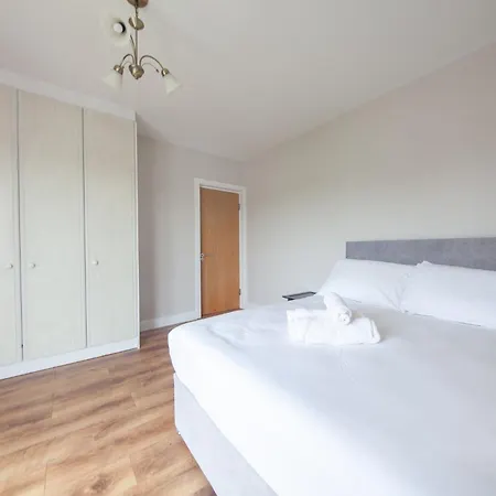 Spacious 2 Bedroom Close To Centre *