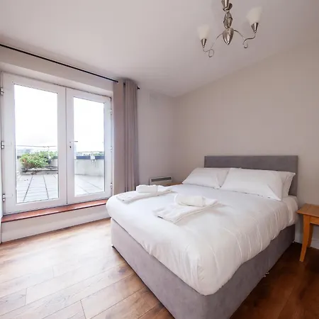 Spacious 2 Bedroom Close To Centre