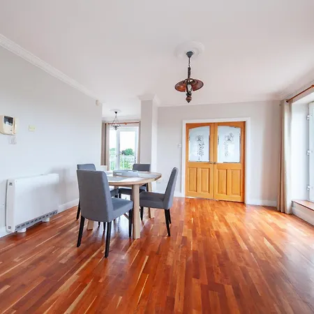Spacious 2 Bedroom Close To Centre *