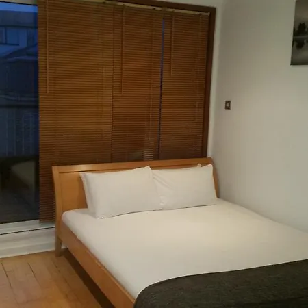 Metrostays - Stephen's Green 7-3 *