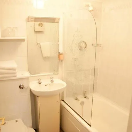 Barry's Hotel 2*