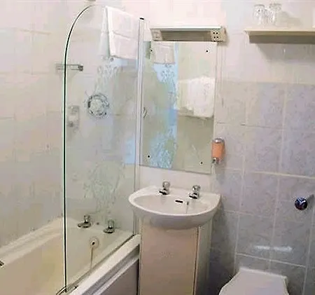Barry's Hotel 2*