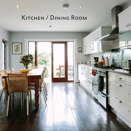 Cosy Home; Sleeps 10/11. 15 Minutes' Walk Holiday home *