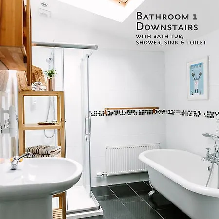 Cosy Home; Sleeps 10/11. 15 Minutes' Walk Holiday home *