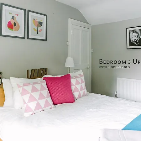 Holiday home Cosy Home; Sleeps 10/11. 15 Minutes' Walk