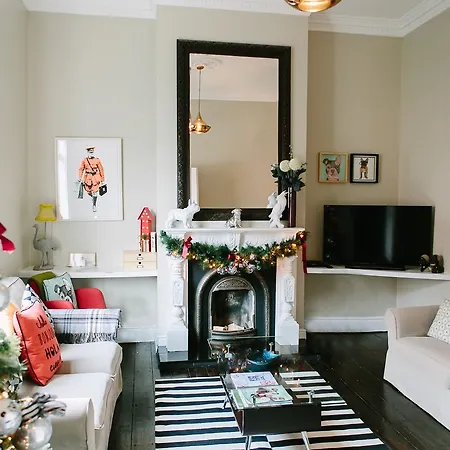 Cosy Home; Sleeps 10/11. 15 Minutes' Walk Holiday home Dublin