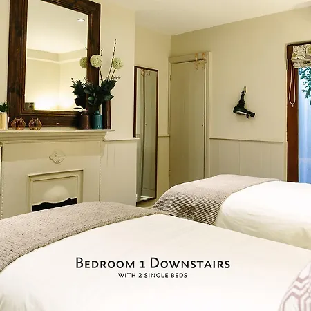Cosy Home; Sleeps 10/11. 15 Minutes' Walk Holiday home