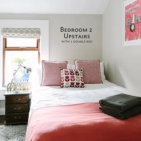 Holiday home Cosy Home; Sleeps 10/11. 15 Minutes' Walk Dublin