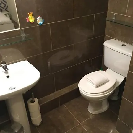 3 Bedroom House With Free Parking Apartmán