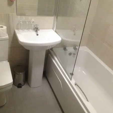 Barry's Hotel 2*