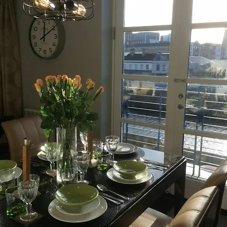 Apartment 3 Bedroom Riverside Duplex Sleeps 6