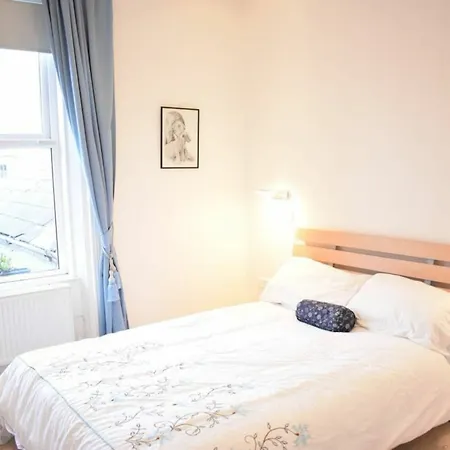 Apartamento 5 Bedroom House In Drumcondra Sleeps 10 Dublín