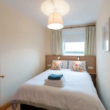 דירה The Red Parrot Townhouse *