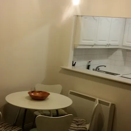 Jervis Place Apartment *
