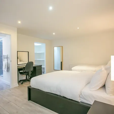 Georgian Square Apartment *