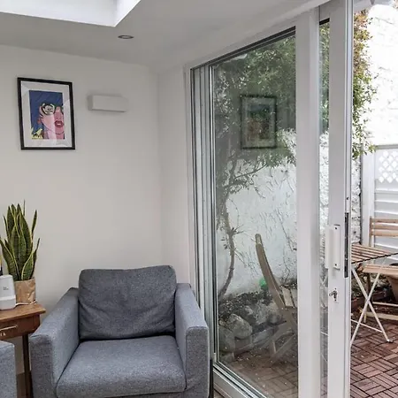 Entire House, Sleeps 2-6, Sunroom, Outside Yard Dublin