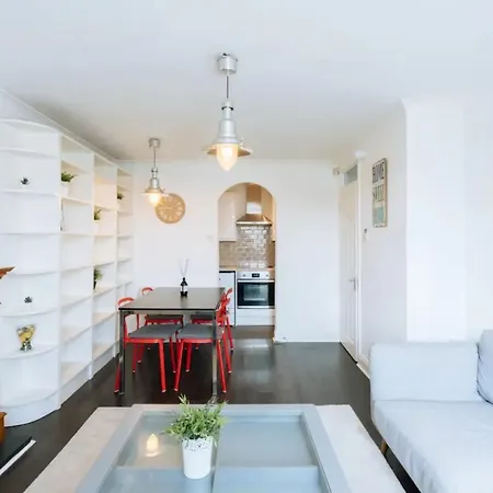דירה Homely 1 Bedroom In Centre With River View *